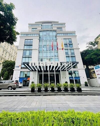Cho thuê tòa nhà văn phòng TT Cầu Giấy. DT 300m2, MT 22m, XD 6T +1H