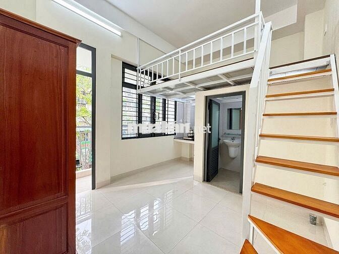 Gác lửng ban công siêu thoáng mát tại Thép Mới ngay chợ Hoàng Hoa Thám