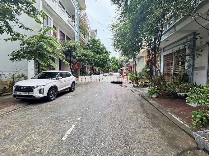 BÁN NHÀ GIA LÂM-CĂN HỘ ĐẶNG XÁ-2 THANG MÁY–DIỆN TÍCH ĐẸP- GIÁ SIÊU NHẸ