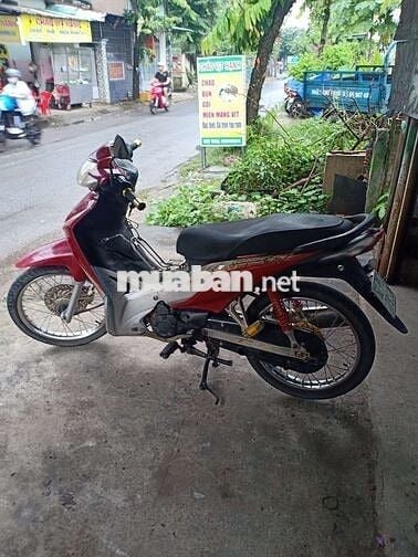 Xe máy Honda màu đỏ, chất liệu kim loại, nhựa