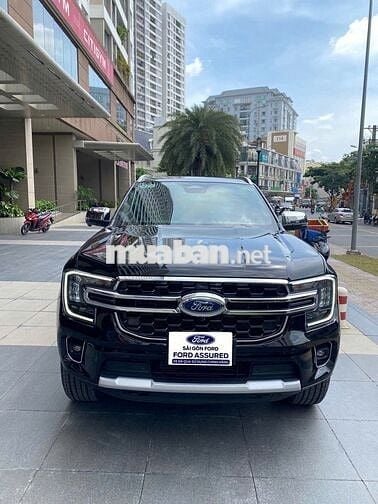 Ford Everest Titanium 2023 màu đen