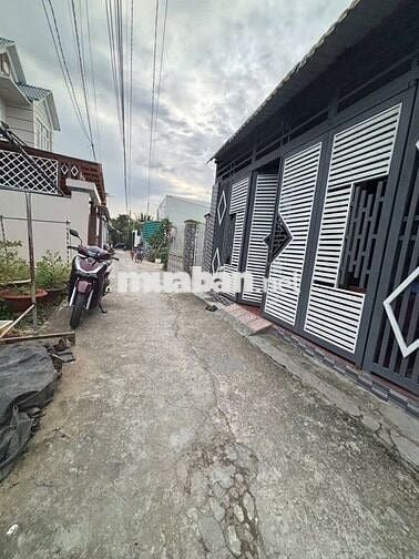 Căn nhà cấp 4 ngay chợ đầu mối 90m2 890 triệu thương lượng