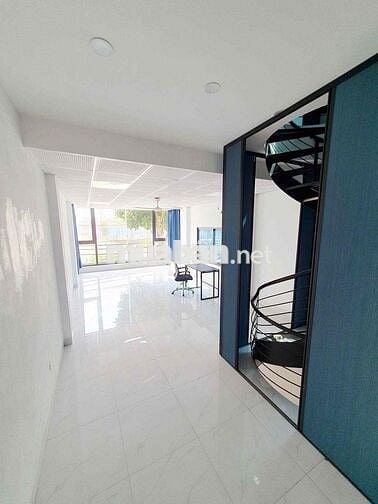 cho thuê nhà Nguyễn Hoàng Tôn.80m 3 tầng.Giá Thuê 26 tr/ tháng