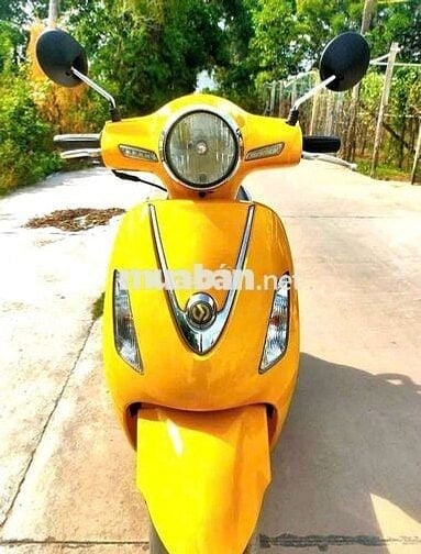Xe máy Attila màu vàng cho nữ