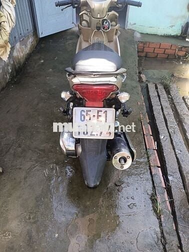 Xe máy Yamaha màu nâu, hộp số tự động
