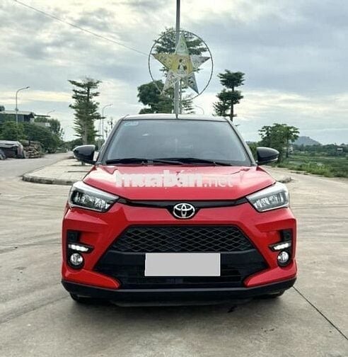 Cần bán Toyota Raize 2022, số tự động màu đỏ.