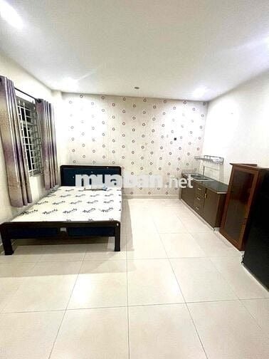 Phòng trọ full nội thất. 45m2. mặt tiền đường Phạm Hùng nối dài.