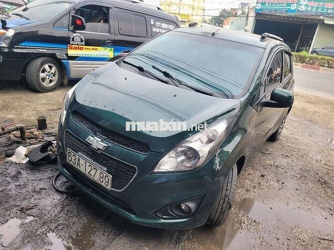 Ô tô Chevrolet 2014 số sàn màu xanh lá cây