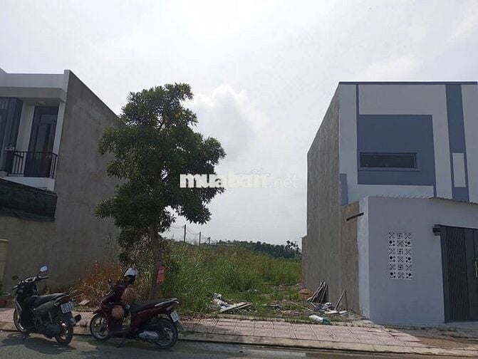 LÔ ĐẤT CÁCH NHÀ XA QUÁ LÊN CHỦ CẦN BÁN CẮT LỖ,950T/86M SHR,SÁT CHỢ ĐH