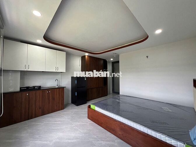 phòng full nội thất cửa sổ thoáng mát