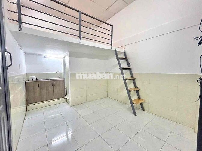 Phòng có gác giá 2.6tr - 2.9tr có máy lạnh ngay Mã Lò - Lê Văn Quới