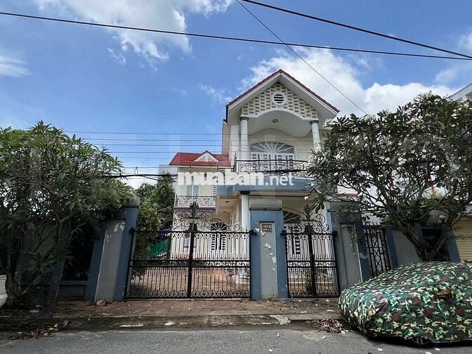 Nhà biệt thự 1 trệt 1 lầu đầy đủ nội thất, có sân rộng có 5 phòng ngủ