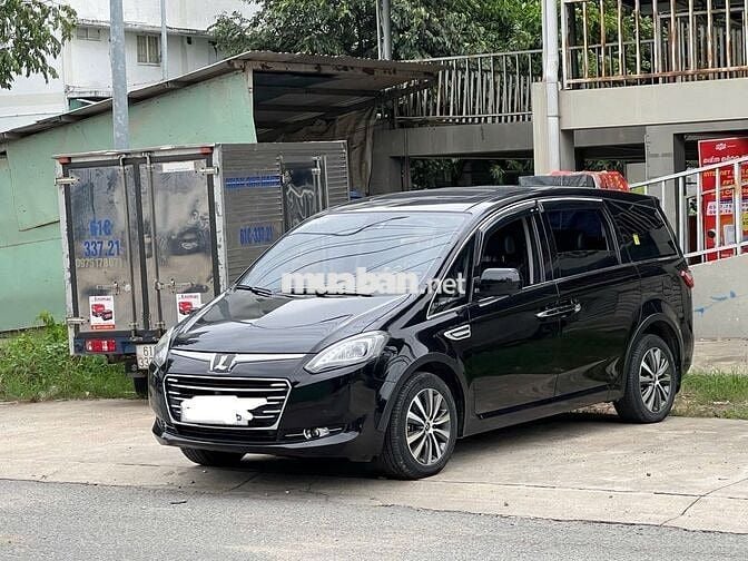Ô tô Luxgen M7 màu đen 7 chỗ