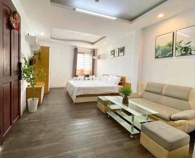 Căn hộ full nội thất cửa sổ lớn, sẵn ghế sofa ngay ngã tư hàng xanh