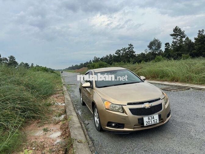 Ô tô Chevrolet Cruze 2011 số sàn màu vàng cát