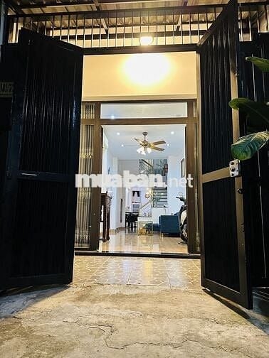 Nhà mới thiết kế đẹp, 1 trệt 3 lầu. 5 phòng ngủ quận Phú Nhuận