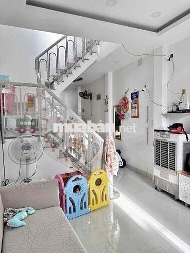 nhà đẹp 1 lầu 2pn 2wc có nội thất hẻm xe hơi