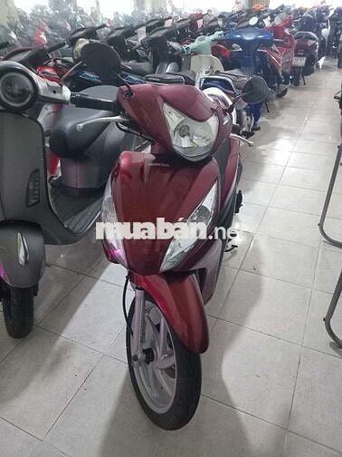 Xe máy Honda Vision màu đỏ, số tự động