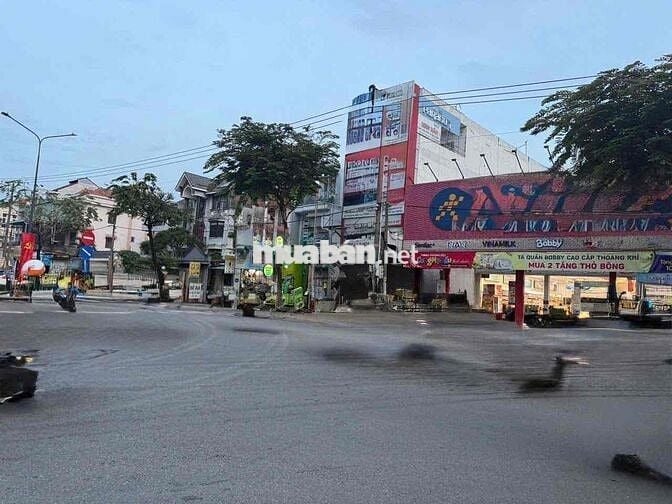 Cho thuê mặt bằng ngay ngã 3 gần trường đại học, gần chợ