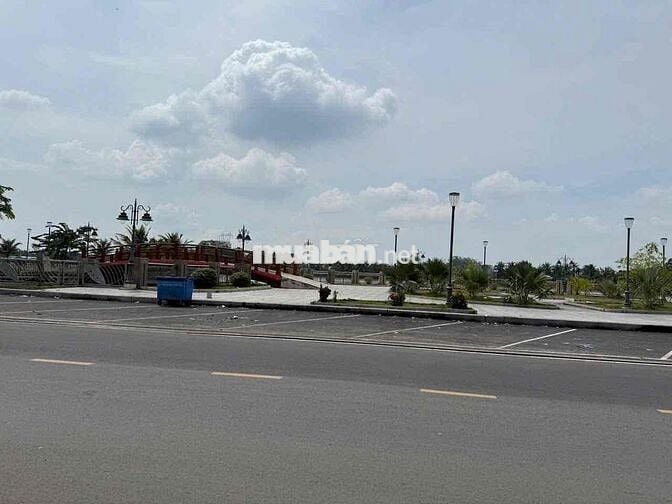 Cho thuê mặt bằng đất trống 3 Mặt Tiền ngay Phố Đi Bộ Bạch Đằng