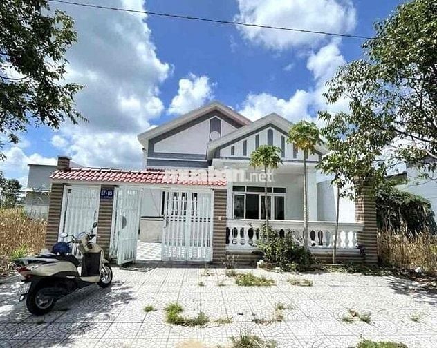 Nhà 10x18m trệt lầu có nội thất KDC Hồng Loan