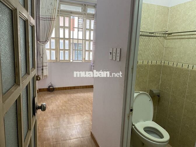 Phòng như hình gần chợ bà chiểu cửa sổ, bếp WC riêng có máy nước nóng