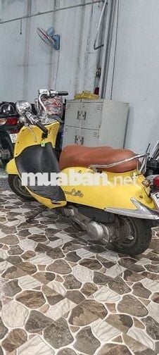 Xe máy SYM Cello màu vàng, số tự động