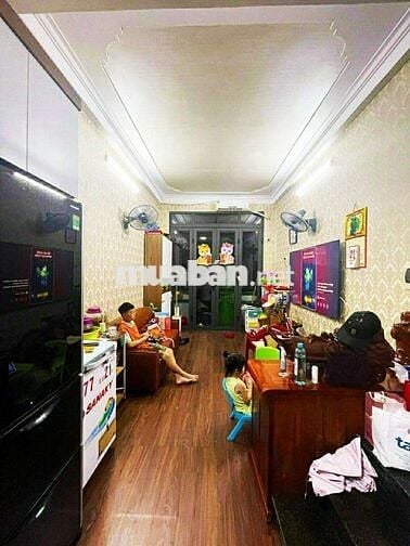BÁN NHÀ CẢM HỘI , DTSD 30M . NGÕ 3 GÁC , GẦN CHỢ VS TRƯỜG HỌC