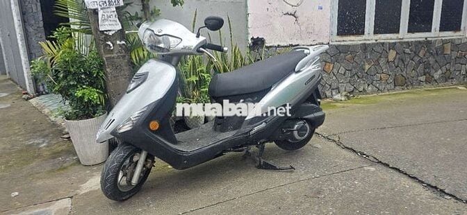 Xe máy Suzuki AU 125 màu bạc, động cơ zin