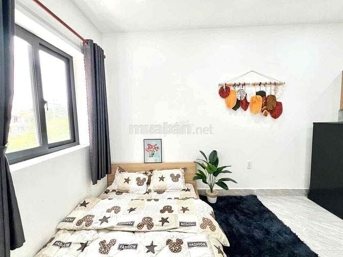 Phòng cửa sổ thoáng, có nội sẵn nội thất ngay vòng xoay Trung Sơn