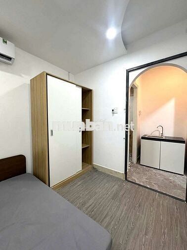 1 phòng ngủ giá cực rẻ có ban công gần phố ẩm thực Phan Xích Long