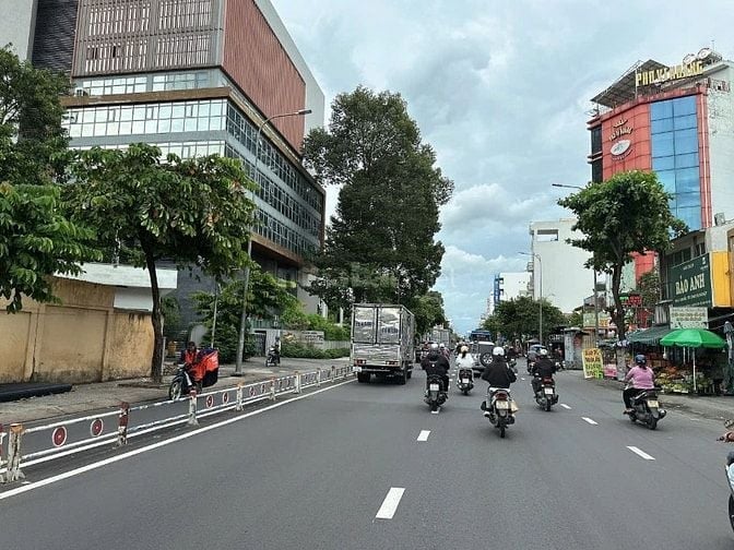 Chỉ 9.5 tỷ có nhà HXH Nguyễn Thái Sơn ngang 4.6m 5T có hầm 64m2 gần BV