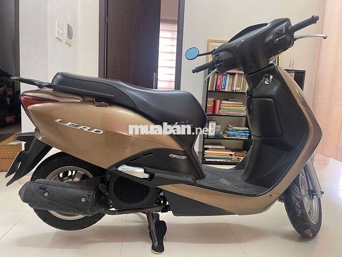 Xe máy Honda Lead màu vàng đồng, đời 2010