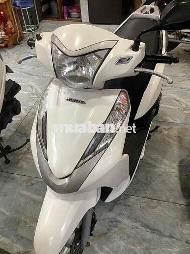 Leed Fi đời 2015 màu trắng xe zin biển thành phố