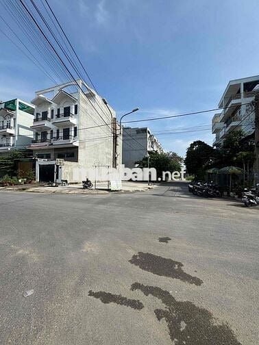 Cần Bán . đất lô Góc . Lô nhì Đ Lê Bôi .P7 Q8 .DT 8x20