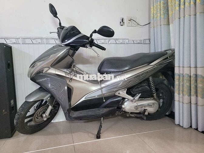 Xe máy Honda Air Blade màu bạc đã qua sử dụng