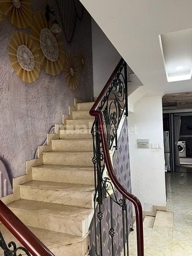 Bán nhà mặt phố ,1 hầm 3 tầng . Giá 18.5 tỷ 