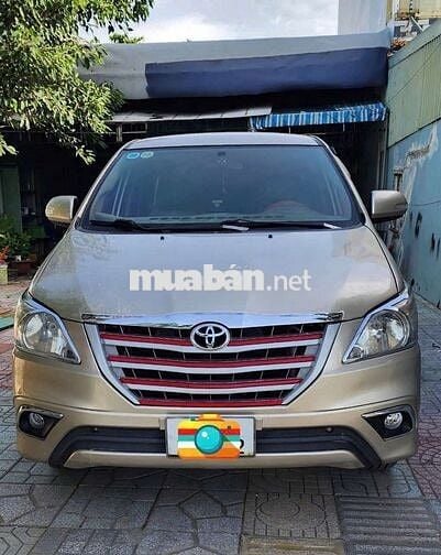 Toyota Innova  số sàn màu vàng cát
