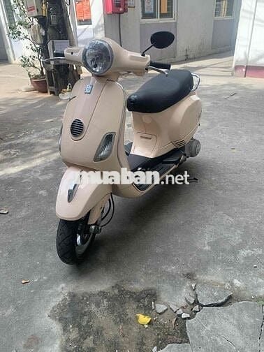 Xe Piaggio LX 125cc Fi màu ve tường