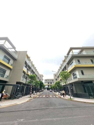 Nhà phố 4 tầng- compound an ninh, dân trí cao- ngay Làng Đại học.