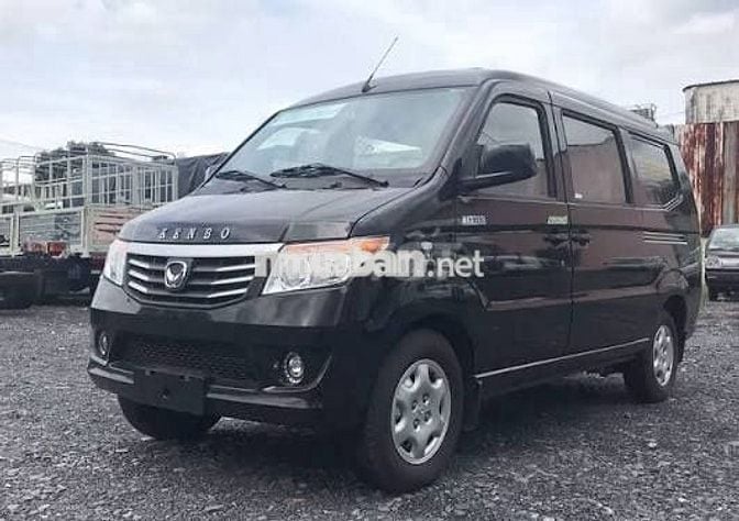 Xe  van 5 chỗ mầu đen mới đi ,còn mới sx 2023