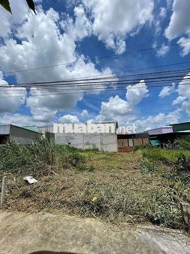 Ra LÔ ĐẤT GẦN UBND HƯNG LONG HẺM  5,3m