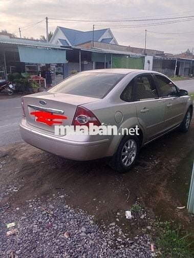 Ford Focus số tự động 5 chỗ màu vàng cát