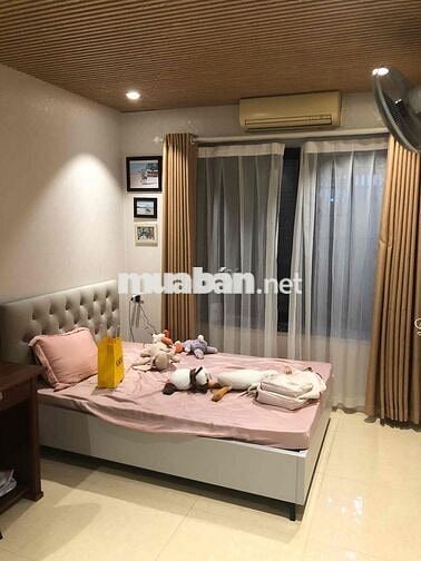 Cho thuê nhà riêng 100m2, 3 tầng, có chỗ để oto trong sân nhà.
