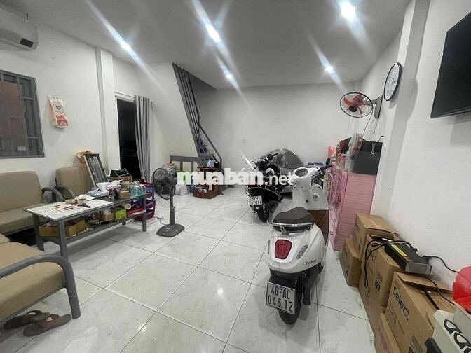 Chủ nhà chuyển ra Hà Nội nên cho thuê nguyên căn nhà 1 trệt 1 lầu