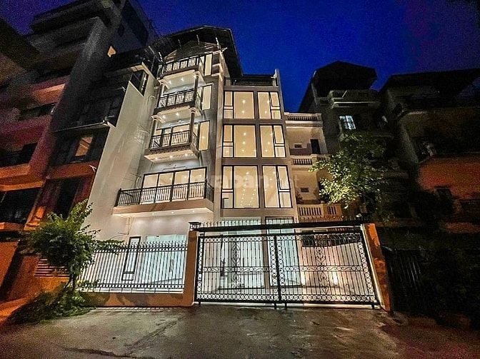 Cho thuê nhà 5 tầng, mặt hồ Hàm Long, số 28 ngõ 8 phố Từ Hoa, Tây Hồ