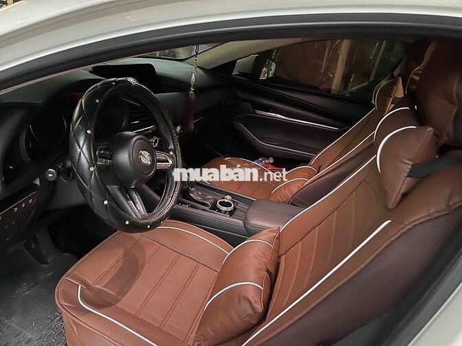 Mazda 3 /2020 -> premium sedan(trắng) xe đang chạy