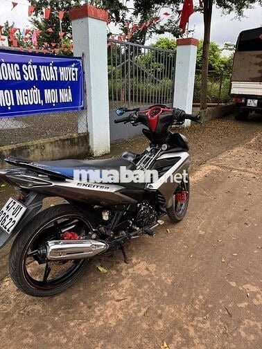 xe cà vẹt xám đỏ