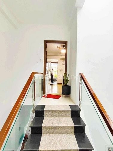 Cho thuê nhà nguyên căn 3 tầng , 6 phòng ngủ ,  ô tô để trong nhà 