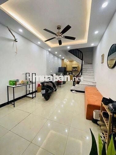 Pháo Đài Láng, diện tích 40m2, 4 tầng, mặt tiền 3,5m, giá 9,6 tỷ